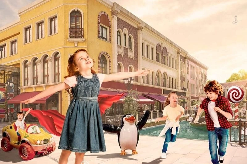 کودکان در حال بازی و تفریح در محوطه مرکز خرید ونیزیا استانبول