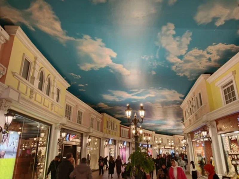 فضای داخلی مرکز خرید ونیزیا استانبول با سقف طراحی&zwnj;شده به شکل آسمان آبی