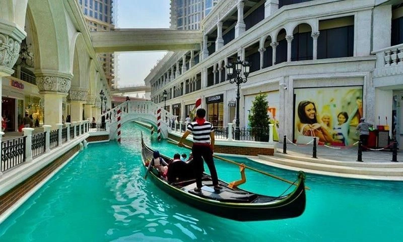 قایق&zwnj;سواری با گوندولا در کانال&zwnj;های آبی مرکز خرید ونیزیا استانبول