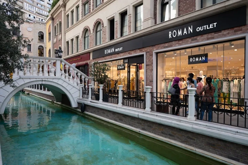 نمای فروشگاه&zwnj;های اوت&zwnj;لت در مرکز خرید ونیزیا استانبول