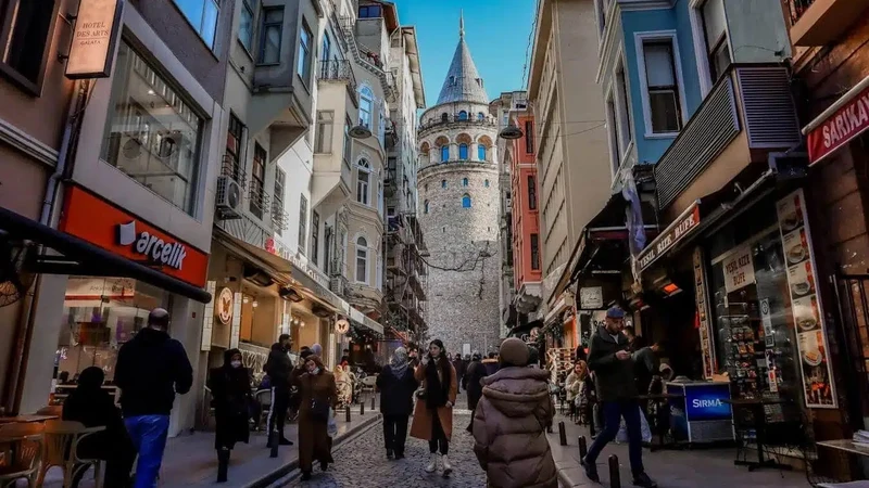 شاهکارهای معماری کلیساها (سنت آنتونی) و پاساژهای تاریخی (چیچک).