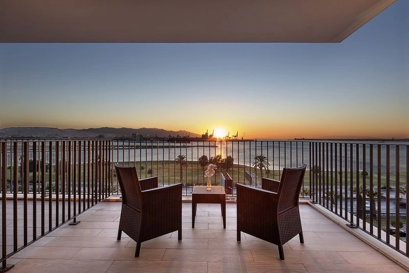 هتل Hilton Garden Inn در منطقه بایراکلی، در موقعیت مناسبی درست روبروی ایستگاه مترو سالهانه (Salhane) در منطقه تجاری شهر و مشرف به دریای اژه قرار دارد. از اینجا میتوانید ظرف ۳۵ دقیقه خود را به فرودگاه عدنان مندرس برسانید. بهعلاوه این هتل دسترسی آسانی به رستورانهای محلی، مراکز خرید، بازارها و امکانات سرگرمی، از جمله سالن کنسرت آرنا (Arena) و مجتمع نمایشگاهی ازمیر دارد.