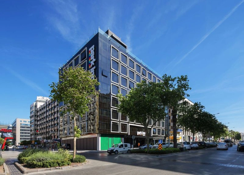 هتل Park Inn by Radisson که از بهترین هتلهای مرکز شهر ازمیر محسوب میشود، در منطقه کناک و در چندقدمی خط ساحلی کوردون (Kordon) واقع شده و اتاقهایی با منظره دریا را در اختیار مهمانانش قرار میدهد. بازار تاریخی کمرالتی، برج ساعت ازمیر و مرکز خرید اسکله کناک از اینجا بهراحتی قابلدسترسی هستند.