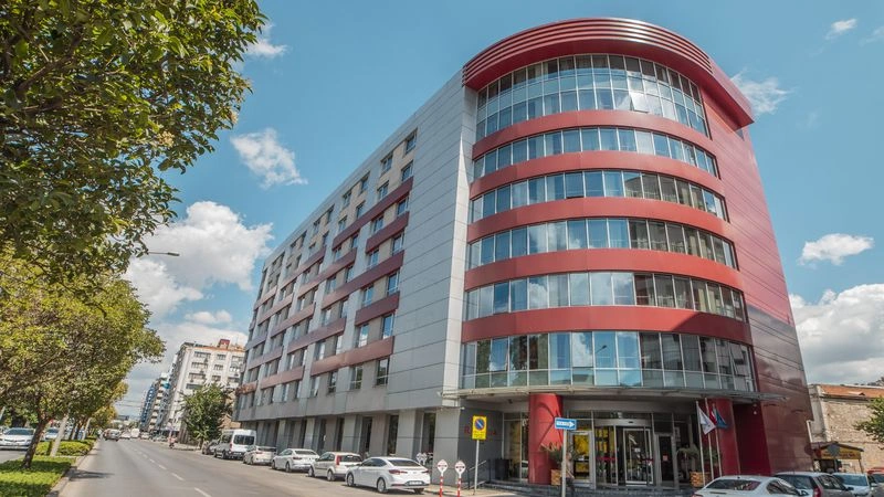 Ramada by Wyndham، از دیگر هتلهای ۴ ستاره ازمیر در منطقه کناک است که در ۴۳ کیلومتری موزه و آمفیتئاتر پرگامون (Pergamon) واقع شده و ۸۹ کیلومتر از فرودگاه عدنان مندرس ازمیر فاصله دارد.