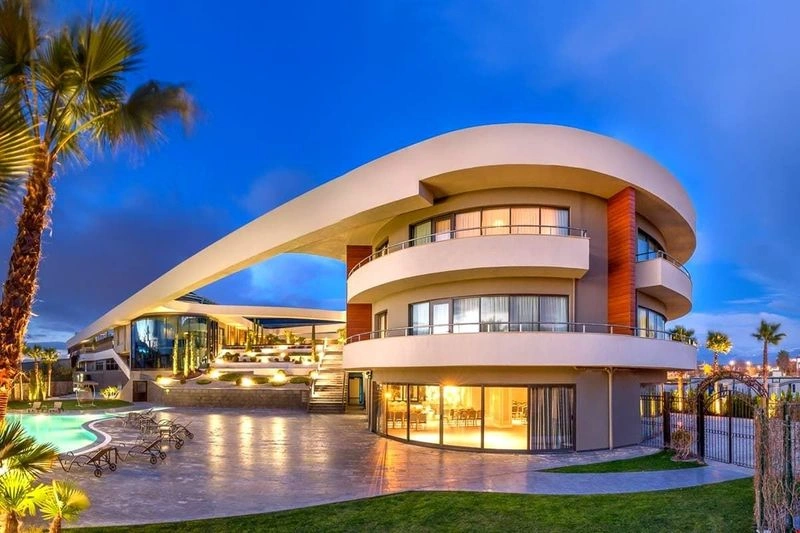 در پایان گشتوگذار در میان بهترین هتلهای ۴ ستاره ازمیر، سری میزنیم به DoubleTree by Hilton که اقامتی مجلل را در منطقه گازیمیر ارائه میدهد و در فاصله ۴۴ کیلومتری سلجوک (Selcuk) و ۳.۷ کیلومتری فرودگاه عدنان مندرس واقع شده است.