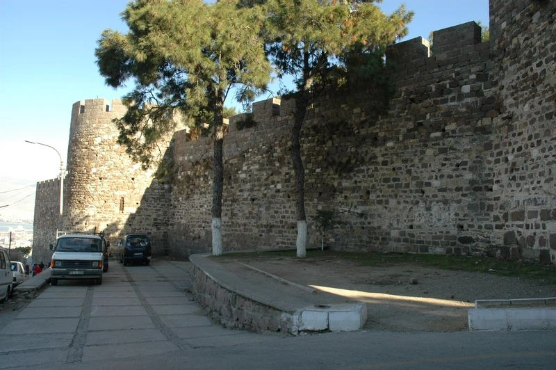  از دیدنی های ازمیر ترکیه، قلعه قدیمی کادیفکاله است. این قلعه تاریخی بر روی کوهی قرار گرفته و به خاطر منظره پانوراما از دریا و شهر توانسته مورد توجه گردشگران قرار بگیرد. جالب است بدانید، قدمت این قلعه به قرن سوم قبل از میلاد برمی&zwnj;گردد که در آن دوران توسط جانشین اسکندر مقدونی ساخته شد. 