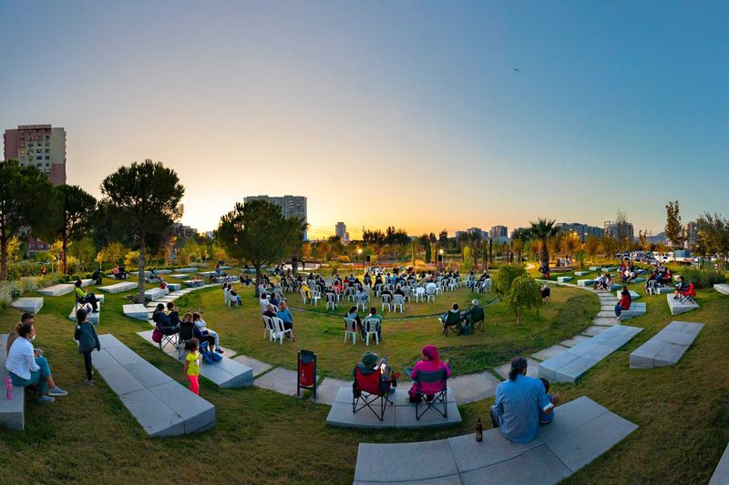 کاراشیا منطقهای لوکس و مسکونی است و امکانات مناسبی برای تفریحات خانوادگی دارد. با اقامت در این محله، به انواع بازارهای محلی و فروشگاههای بزرگ دسترسی خواهید داشت. همچنین، برای پیکنیک و گردش میتوانید به پارک میموزا بروید. کارشیاکا امکانات و باشگاههای ورزشی متعددی دارد؛ بنابراین اگر تصمیم دارید در طول سفر به روتین ورزشیتان پایبند بمانید، پیشنهاد میکنیم برای اجارۀ هتلآپارتمان در ازمیر، سراغ این محله بروید.