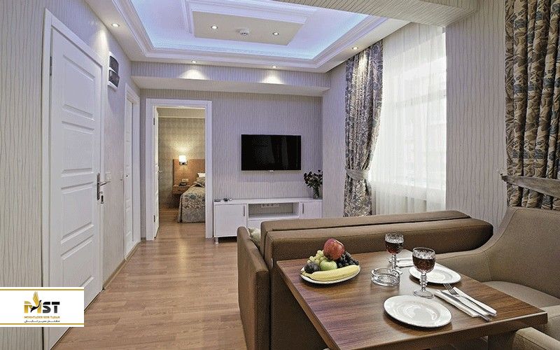 این هتلآپارتمان ساحلی در منطقه پرجنبوجوش Alsancak و خیابان Kibris Sehitleri واقع شده و با کافهها و مراکز خرید فراوان احاطه شده است. همچنین، با اقامت در این آپارتمان میتوانید از گشتوگذار در خط ساحلی کوردون لذت ببرید و خدماتی مثل خشکشویی و رزرواسیون ۲۴ساعته برخوردار باشید. واحدهای این اقامتگاه دارای کفپوش پارکت، تلویزیون صفحهتخت با کانالهای ماهوارهای و تجهیزات آشپزخانه هستند.