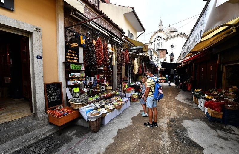 جامعه یهودیان که سالها قبل از پرتغال و اسپانیا به ازمیر مهاجرت کرده بودند، عموما در منطقهای خاص از این شهر سکونت میکردند که حالا بخش زیادی از خیابان هاورا را به خود اختصاص میدهد. البته بعدها یونانیها نیز به این جمع اضافه شدند و در کل باعث شدند که محیط و حال و هوای این خیابان و محله با دیگر جاهای ازمیر متفاوت باشد. یک بازار روز بزرگ پر از محصولات کشاورزی و ماهیهای تازه نیز در خیابان هاورا شکل میگیرد