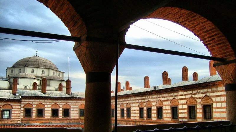 مسافرخانه کیزلاراغاسی در سال ۱۷۴۴ ساخته شده است و جدا از زیبایی خاص این بنا که حتما دیدنش را به شما پیشنهاد میکنیم، پای آنجا، چند کافهی بسیار خوب برای صرف قهوه ترک و چند فروشگاه عالی برای تهیه سوغات نیز وجود دارد.