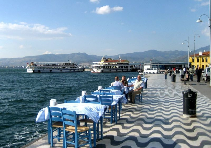 در نهایت، اسکله کوناک میتواند، پایانی خیلی خوبی برای گشت و گذار شما در بازار کمرالتی باشد. اسکلهای که ساخت آن به اواخر قرن ۱۹ میلادی برمیگردد یک مکان عالی با چشماندازی از دریای ازمیر است که مسافران میتوانند پیاده به آنجا رفته و از فضای آن استفاده کنند.