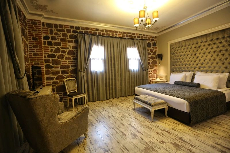 EMEN یک هتل پنج ستاره در محدوده منطقه کوناک ازمیر است. این هتل کیفیت بالایی از خدمات رفاهی و اقامتی به مسافرانش ارائه میدهد و از همه مهمتر در فاصله کمی از بازار کمرالتی قرار دارد.