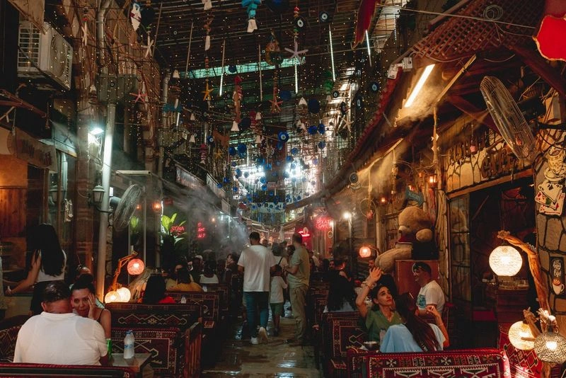 حراج فصلی کمرالتی از ماههای تقریبا مهر شروع میشود و بیشترین تخفیفها معمولا در ماههای زمستان اعمال میشوند.