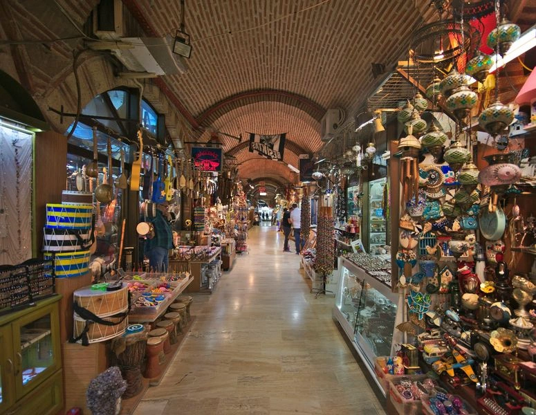 در حال حاضر در این بازار بیشتر از ۲۰۰۰ باب مغازه وجود دارد که بافت تاریخی و سنتی آن تا به امروز حفظ شده است. ارزش تاریخی و سبک معماری بازار قدیمی ازمیر، باعث شد در سال ۲۰۲۰ اسم این بازار در لیست میراث جهانی یونسکو نوشته شود؛