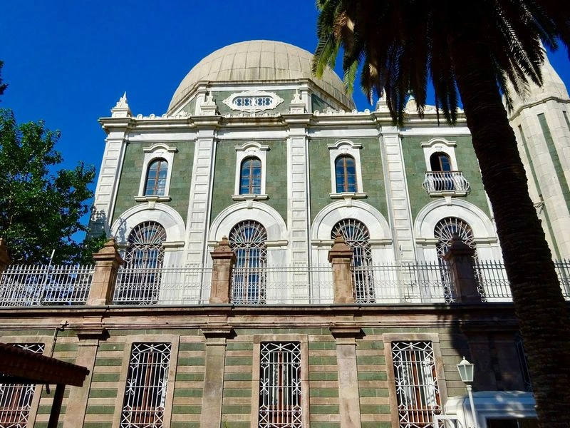 یکی دیگر از جاذبههای نزدیک به بازار کمرالتی، مسجد سالپچی اغلو است. این مسجد که ساخت آن به سال ۱۹۰۶ بر میگردد، دارای سبک معماری باروک است که قطعا شما را جذب خودش خواهد کرد. جالب است بدانید که طبقه پایینی مسجد به مدرسه مذهبی تعلق دارد