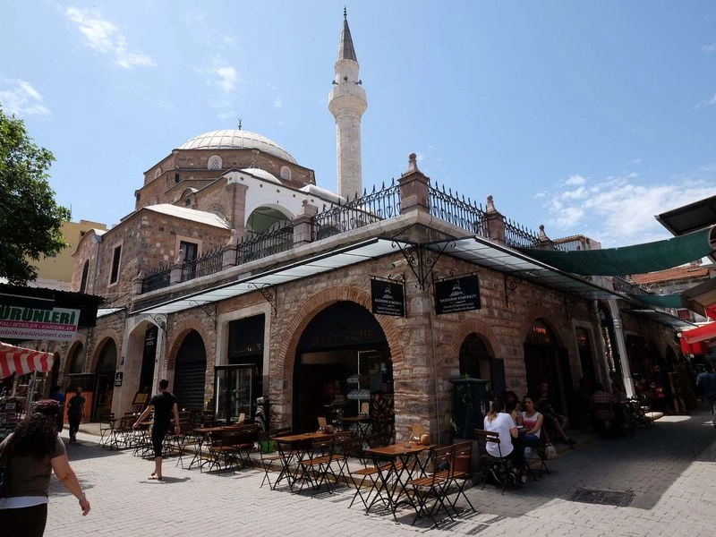 مسجد باشدوراک در قسمت بندری بازار کمرالتی ازمیر قرار دارد. قدمت این مسجد به قرن ۱۷ میلادی برمیگردد. خیلی از توریستها دوست دارند مقابل این مسجد تک گنبدی با منارههای سنگی قرار بگیرند و عکاسی کنند. همچنین دقیقا در پایین مسجد چند مغازه سوغاتی فروشی وجود دارند که زیورآلات، نقره و صنایع دستی برای توریستها میفروشند.