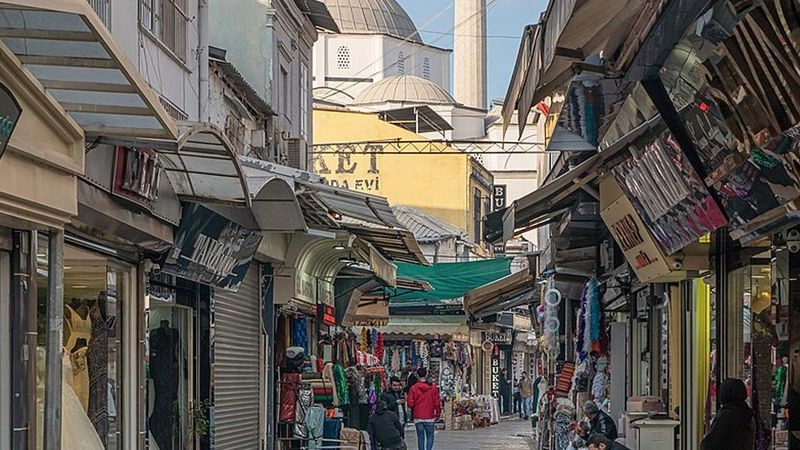 ازمیر یکی از کلانشهرهای مهم در کشور ترکیه است؛ به همین خاطر سیستم حملونقل عمومی پیشرفتهای دارد و مسافران برای گشتوگذار و جابجایی در سطح شهر دچار مشکل نمیشوند. بنابراین در مسیر دسترسی به بازار کمرالتی ازمیر میتوانید از وسایل حملونقل عمومی مختلفی استفاده کنید. راحتترین گزینه برای این کار، کرایه تاکسی است.