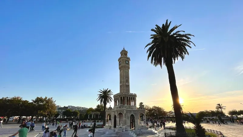 برج ساعت ازمیر و میدان کوناک