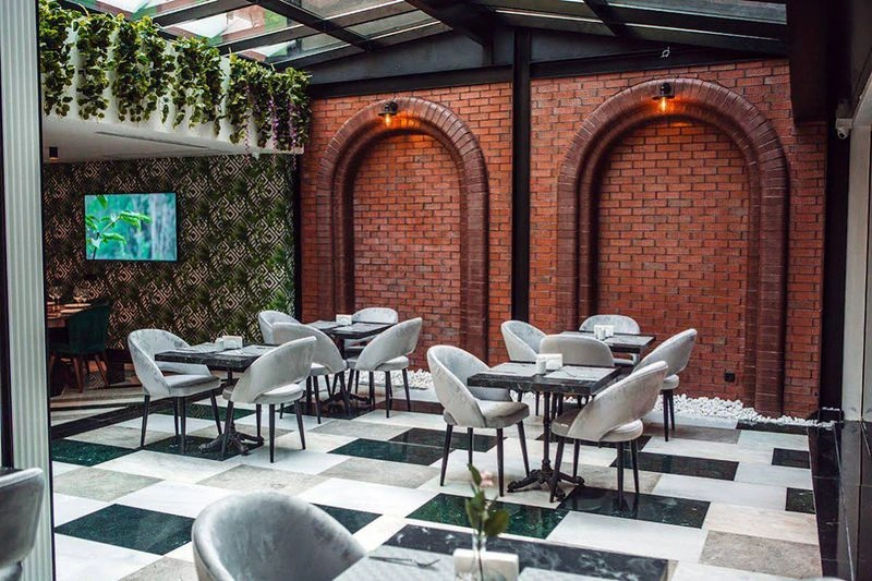 هتل اِمِنس (Emens) این اقامتگاه جزو بهترین هتلهای ازمیر در مرکز شهر است و در ۱.۳ کیلومتری برج ساعت ازمیر، ۱.۶ کیلومتری از میدان جمهوریت، ۱۲ کیلومتری مرکز نمایش گازیمیر و ۱۶ کیلومتری سالن کارشیا آرنا (Karsiyaka Arena) واقع شده است. از دیگر نقاط دیدنی محبوب نزدیک این اقامتگاه میتوان به کادیفه کاله، موزه آتاتورک و میدان کناک اشاره کرد. ضمن اینکه فرودگاه عدنان مندرس ازمیر ۱۴ کیلومتر با هتل فاصله دارد.