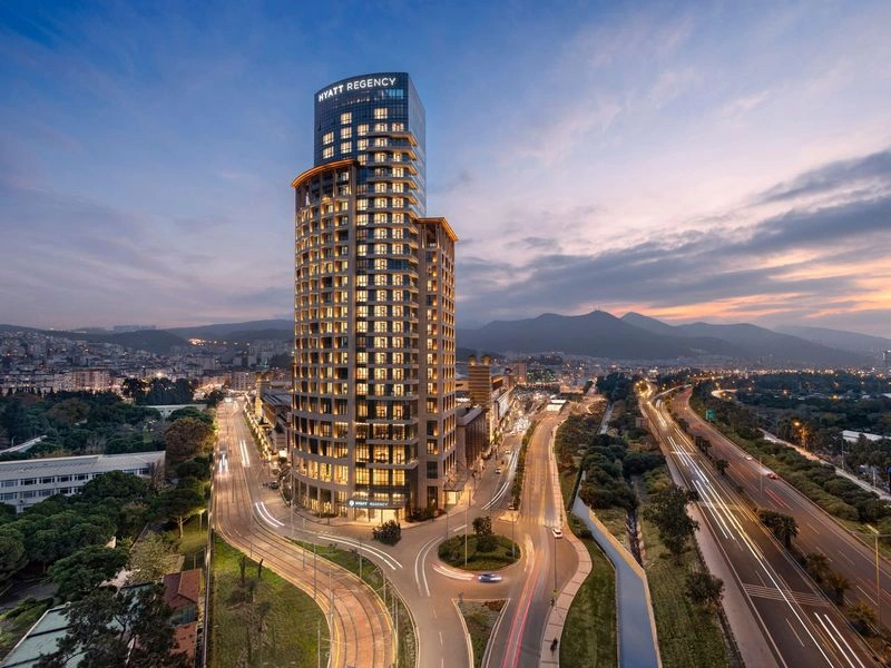 هتل حیات رجنسی ایستینه پارک (Hyatt Regency Izmir IstinyePark) این هتل ۵ ستاره، یکی از بهترین هتلهای ازمیر ترکیه است که در فاصله ۶.۴ کیلومتری برج ساعت ازمیر و میدان کناک، ۷.۷ کیلومتری میدان جمهوریت و ۱۵ کیلومتری فرودگاه عدنان مندرس ازمیر واقع شده و چشماندازی جذاب از منظره دریا ارائه میدهد