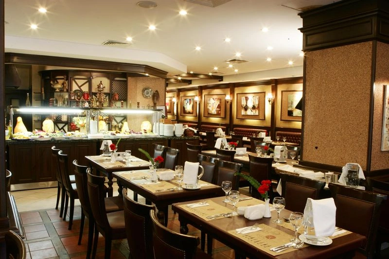 هتل کاراجا (Karaca) این هتل ۴ ستاره، به سبک کلاسیک بازسازی شده و در مرکز ازمیر قرار دارد. این اقامتگاه ۵ دقیقه پیادهروی تا میدان جمهوریت و فقط ۴۰۰ متر از ساحل کوردون فاصله دارد و گردشگری ساحلی خاطرهانگیزی را رقم میزند. این اقامتگاه با جذابیتهایی مثل باغ و مبلمان فضای باز، مرکز تناسب اندام، خدمات ماساژ، سونا و سالن سینما که فیلمهای روز را اکران میکند به استقبال مهمانانش میآید.