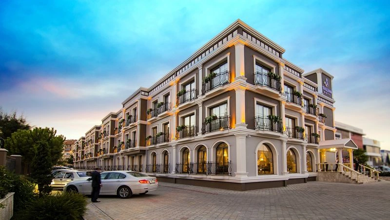 در لیست بهترین هتلهای ازمیر به هتل اسوالین میرسیم که در منطقه گازیمیر، مجموعهای از جذابیتهای اقامتی مثل استخر سرپوشیده، حوله استخر و ساحل، مرکز تناسباندام، مرکز اسپا و همراه با خدمات ماساژ، جکوزی و سونا را ارائه میدهد. بهعلاوه امکانات سرگرمی و وقتگذرانی لذتبخش مثل تراس آفتابگیر مبله، باغ، خدمات کرایه دوچرخه، دارت، بیلیارد، بازیهای رومیزی و پازل در انتظار علاقهمندان هستند. بهعنوان امکانات شکمگردی هم رستوران، وعدههای غذایی مخصوص کودکان، منوهای رژیم غذایی ویژه (در صورت درخواست)، اسنک بار و صبحانه بوفه باز در این هتل در نظر گرفته شدهاند.