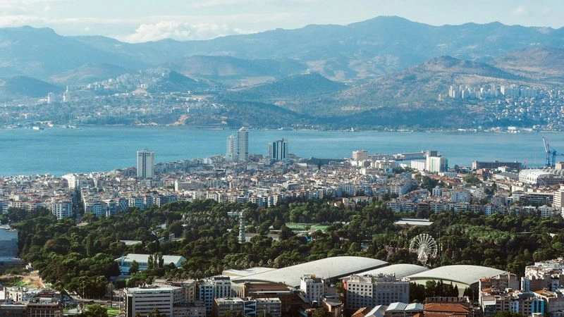  گزینه&zwnj;ای متناسب با بودجه&zwnj;تان انتخاب کنید. بدون شک شهر توریستی ازمیر انواع اقامتگاه&zwnj;های ریزودرشت را با هر سطحی از بودجه در خود جای&zwnj;داده و اگر دغدغه&zwnj;ای بابت هزینه&zwnj;هایتان ندارید، اقامت در یکی از بهترین هتل&zwnj;های ۵ ستاره ازمیر را توصیه می&zwnj;کنیم؛ اما اگر بودجه&zwnj;تان محدود است، چه بهتر که بیشتر آن را به گشت&zwnj;وگذار و بازدید از جاذبه&zwnj;های گردشگری اختصاص دهید؛ زیرا یک هتل ۳ ستاره هم می&zwnj;تواند نیاز اقامتی شما را برآورده کند.&nbsp;