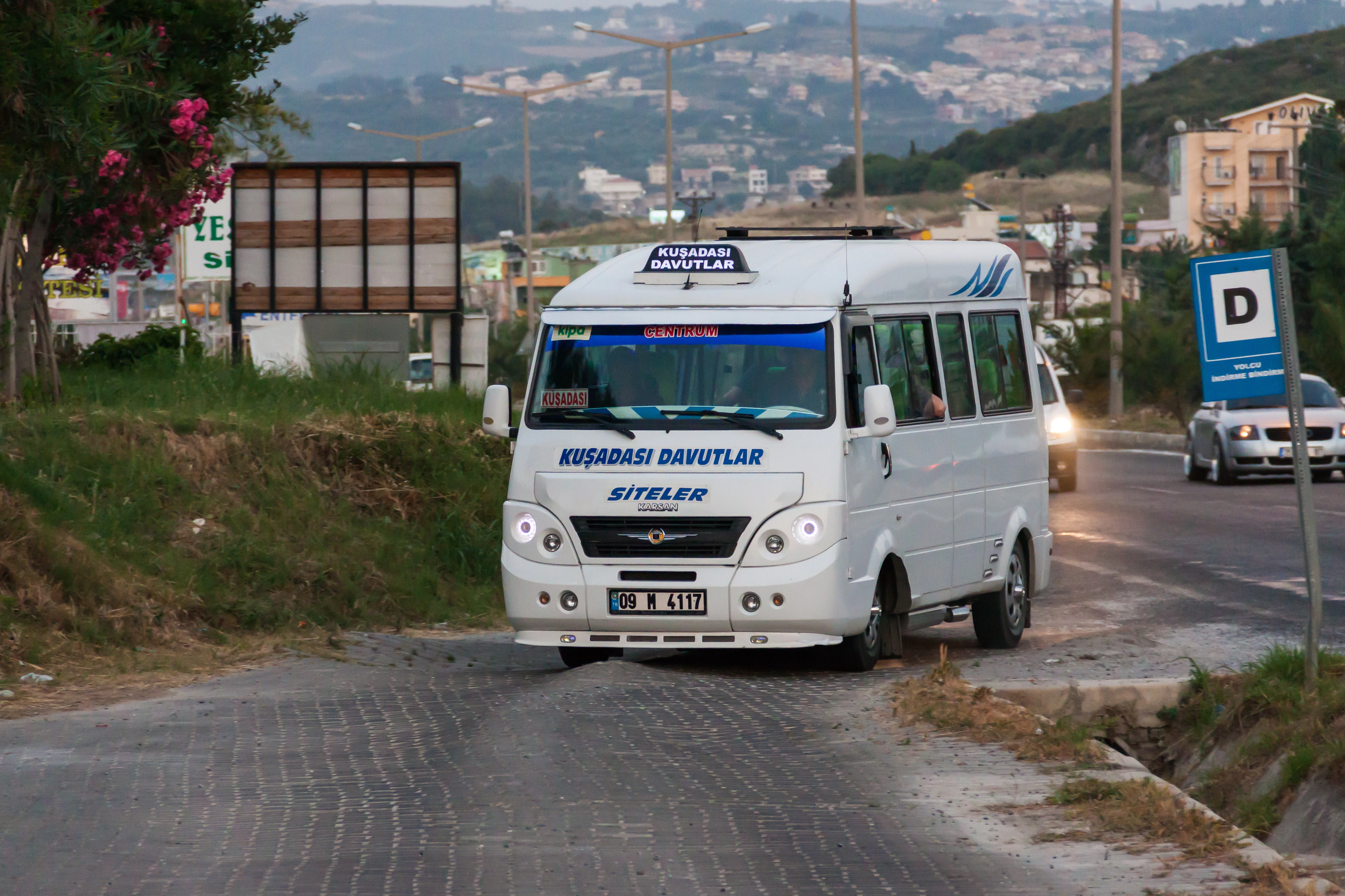 مردم و مسافران کوش آداسی (Kuşadası) برای حملونقل داخلشهری از وسایل نقلیهای مثل تاکسی و دولموش (dolmush) استفاده میکنند