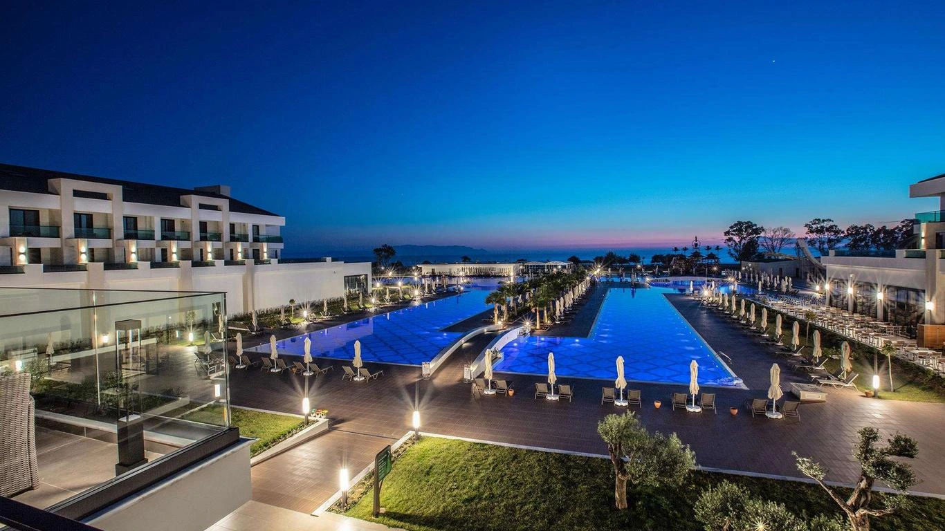 کوش آداسی شهری توریستی است که از هر سال از گردشگران بسیار زیادی میزبانی میکند