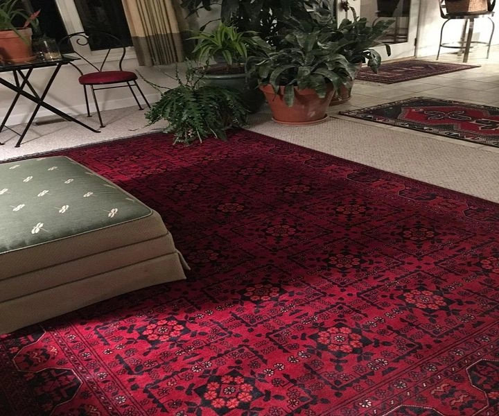 رمزی ترایبال لومز (Ramsey Tribal Looms)، یک برند معروف فرش و قالیچه در ترکیه است که میتوانید شعبهای از آن را در کوشآداسی پیدا و از آن خرید کنید. این مغازه نه صرفا یک مغازه برای خرید قالیچههای رنگارنگ بلکه جایی زیبا برای تماشای هنر قالیبافی در ترکیه است. گفتنی است قیمت فرشهای رمزی ترایبال لومز بالا بوده و خرید از آن فقط برای کسانی که به دنبال سوغاتیها و یادگاریهای ارزشمند هستند، توصیه میشود.