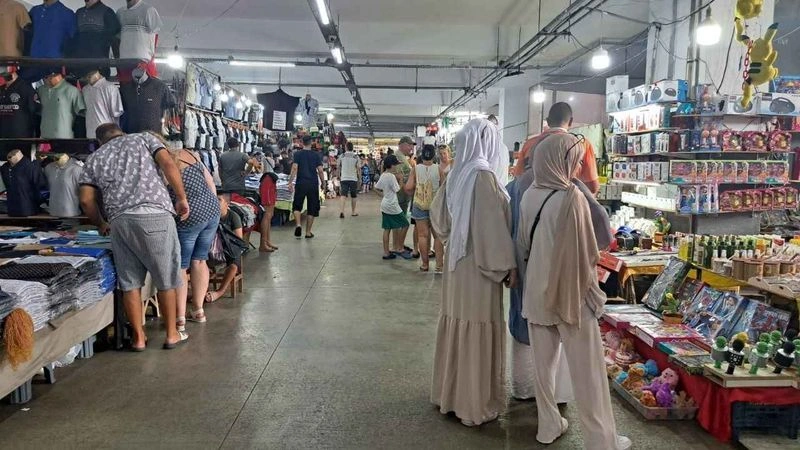 بازارهای هفتگی؛ مکانی برای خرید به سبک مردم محلی کوشآداسی خیلی از توریستها دوست دارند علاوهبر مراکز خرید لوکس و مدرن به بازارهای این شهر گردشگری ترکیه هم سر بزنند و تجربه خرید مثل مردم محلی منطقه داشته باشند. خوشبختانه بازارهای هفتگی متنوعی در روزهای مختلف در کوشآداسی برگزار میشوند