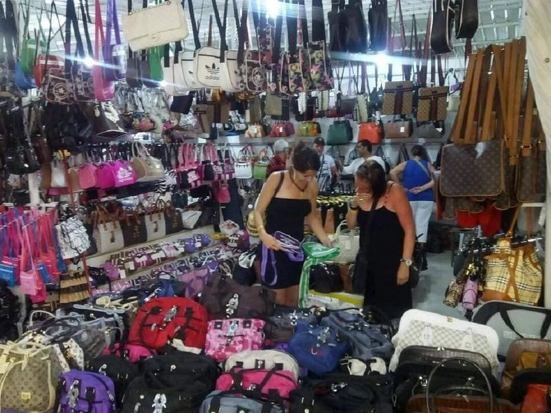 تنوع اجناس در مراکز خرید و بازارهای کوش آداسی زیاد است. بهطوریکه میتوانید تنوع زیادی از برندهای معروف در مراکز خرید این شهر پیدا کرده و از آنها خرید کنید. با این حال از جمله اجناس پرطرفداری که در حین خرید از کوشآداسی میتوانید پیدا کنید