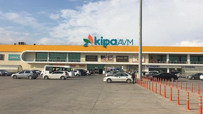 مرکز خرید کیپا (kipa)، از جمله معروفترین فروشگاههای زنجیرهای در ترکیه است که شما میتوانید شعبههای دیگر آن را با همین اسم و مشخصه در شهرهای دیگر کشور هم پیدا کنید. در مراکز خرید کیپا، تنوع اجناس بسیار زیاد است و مسافران فرصت خرید از برندهای ترکی و خارجی را با قیمتهای مختلف خواهند داشت. بهطوریکه مهم نیست چقدر از بودجهتان را به خرید در سفر به کوشآداسی اختصاص دادهاید. در هر صورت در مجموعه کیپا میتوانید خرید دلخواهتان را با قیمت مناسب انجام دهید.