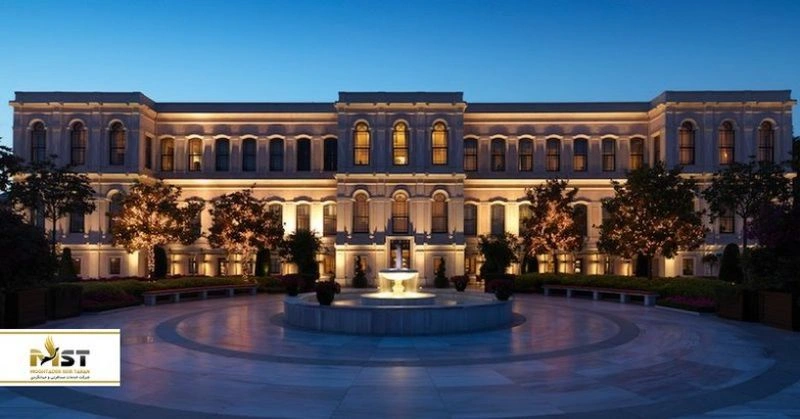 استانبول، یکی از محبوب&zwnj;ترین مقاصد گردشگری جهان است که تقریباً در همۀ نقاط آن می&zwnj;توانید نشانه&zwnj;هایی از ترکیب تاریخ، فرهنگ و مدرنیته را ببینید. با توجه به اینکه استانبول یکی از قطب&zwnj;های گردشگری ترکیه است، اقامتگاه&zwnj;های لوکس بی&zwnj;نظیر و متعددی هم دارد.