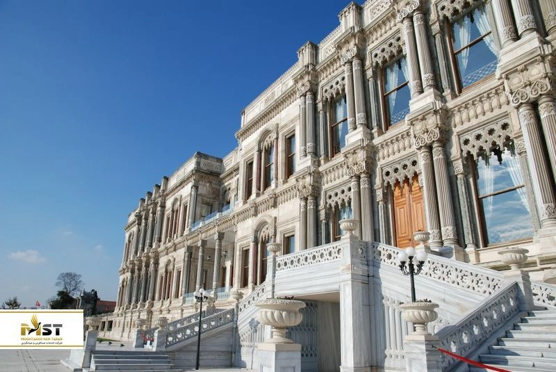 اگر به دنبال یک اقامتگاه خاص در یکی از هتل&zwnj;های مجلل استانبول هستید، چراغان پالاس کمپینسکی استانبول یکی از بهترین گزینه&zwnj;ها است. این هتل ۵ ستاره در واقع یک قصر باشکوه عثمانی است که به یک هتل لوکس تبدیل شد. بسیاری از افراد مشهور جهان، هنگام سفر به استانبول، این هتل را برای اقامت خود انتخاب کرده&zwnj;اند و حتی جشن&zwnj; عروسی بسیاری از ثروتمندان ترکیه نیز در این هتل برگزار شده است.