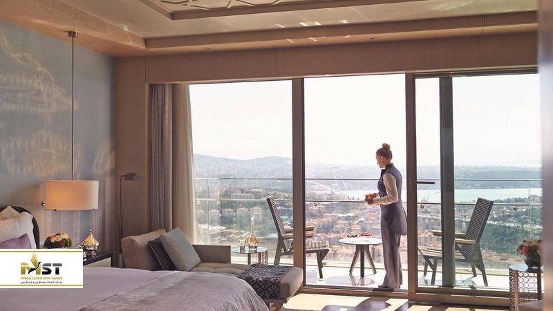 هتل رافلز استانبول (Raffles Istanbul Hotel) هتل رافلز استانبول یکی دیگر از هتل&zwnj;های لوکس ۵ ستاره استانبول است که در نزدیکی مراکز خرید مشهوری مانند زورلو و جواهیر قرار دارد. از مزیت&zwnj;های این هتل می&zwnj;توان به چشم&zwnj;اندازهای زیبا از دریا و شهر و طراحی لوکس اتاق&zwnj;ها و نورپردازی&zwnj;های خاص اشاره کرد.