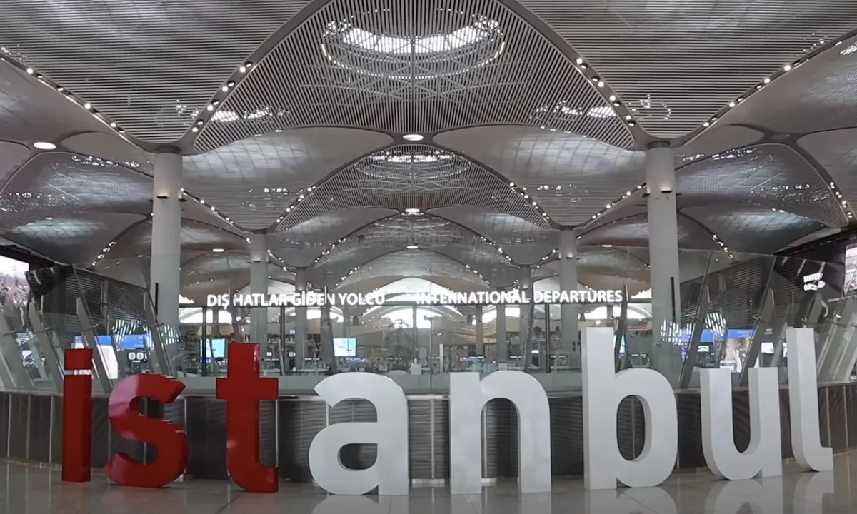 فرودگاه آتاتورک زمانی دروازۀ بین&zwnj;المللی اصلی این کشور و یکی از شلوغ&zwnj;ترین فرودگاه&zwnj;های اروپا بود. این فرودگاه در سال ۱۹۲۴ میلادی تاسیس شد. با&zwnj;این&zwnj;حال، به دلیل افزایش ازدحام ترافیک هوایی و نیاز به یک تسهیلات بزرگ&zwnj;تر، خدمات اصلی این فرودگاه در آوریل ۲۰۱۹ میلادی به فرودگاه تازه&zwnj; ساخت استانبول (IST) منتقل شد. اکنون فرودگاه آتاتورک برای پروازهای باری، عملیات تعمیر و نگهداری، هوانوردی خصوصی و فرودهای اضطراری تغییر کاربری داده است.