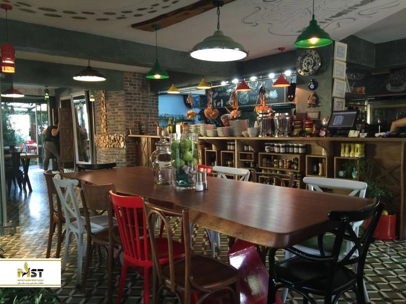 کافِرول رستورانی فوق&zwnj;العاده در اوسکودار است که برای غذاهای رنگارنگ و خوشمزه و وعده&zwnj;های غذایی طبیعی و سالم به شهرت رسیده است. غذاها به حدی لذیذ و خوشمزه هستند که بعد از رفتن به این رستوران هر زمانی اسم غذاهای مدیترانه بیاید ناخودآگاه یاد این رستوران خواهید افتاد. فضای رستوران نیز حس و حال مدیترانه&zwnj;ای دارد که شما را به سمت آب&zwnj;وهوای گرم مدیترانه سوق می&zwnj;دهد.