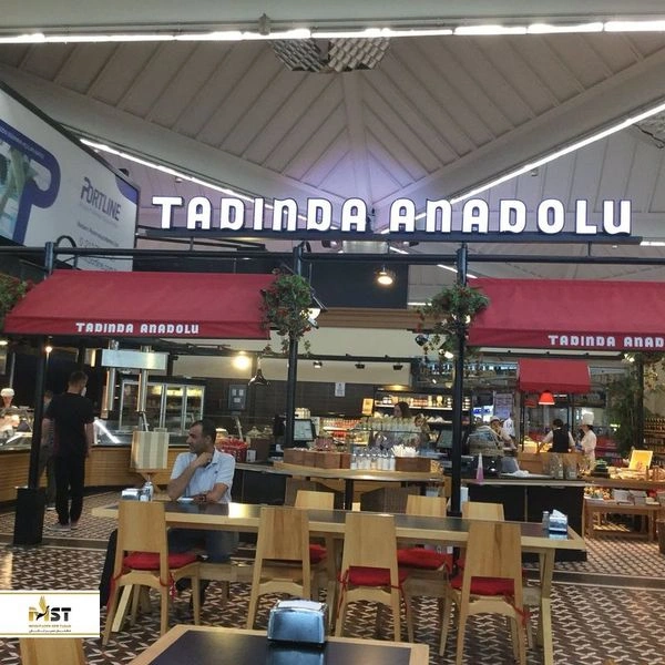 اگر در محله قدیمی و دیدنی اوسکودار گردش می&zwnj;کنید و حسابی خسته و گرسنه هستید یکی از جاهایی که باید به آن بروید و از غذاهای طبیعی و کاملاً بومی امتحان کنید رستوران بی&zwnj;نظیر تادیندا آنادولو است که برای غذاهای بی&zwnj;نظیر و خوشمزه آناتولی مرکزی شهرت فراوانی دارد. منوی آن&zwnj;ها به&zwnj;شدت گسترده و کامل بوده و ۶۰۰ نوع غذا و انواع خوراکی&zwnj;ها را در منوی خود گنجانده است به&zwnj;طوری&zwnj;که با دیدن منو قدرت انتخاب را از دست خواهید داد. اگر می&zwnj;خواهید اصیل&zwnj;ترین طعم&zwnj;های آناتولی را در استانبول تجربه کنید توصیه می&zwnj;کنیم به این رستوران بروید.