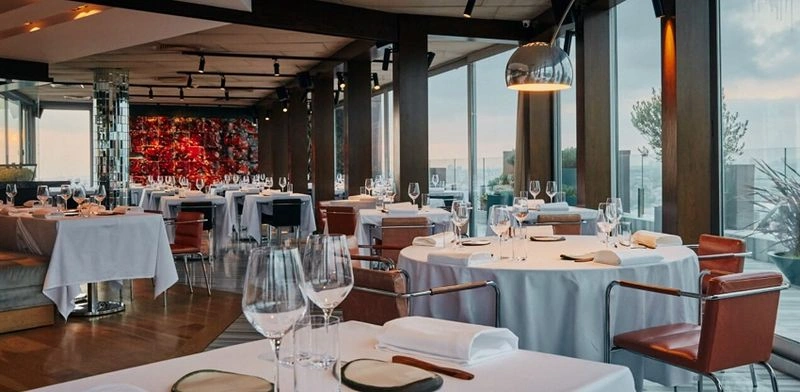 اگر به دنبال یکی از رستوران&zwnj;های لوکس ترکیه هستید، رستوران میکلا استانبول یکی از بهترین گزینه&zwnj;ها است. میکلا در سال ۲۰۰۵ توسط محمد گورس، یکی از سرشناس&zwnj;ترین سرآشپزهای ترکیه افتتاح شد. او با ترکیب غذاهای ترکی و اسکاندیناوی، منوی خاص و متفاوتی ساخت که مورد استقبال علاقه&zwnj;مندان به تست غذاهای بین&zwnj;المللی در ترکیه قرار گرفت. 