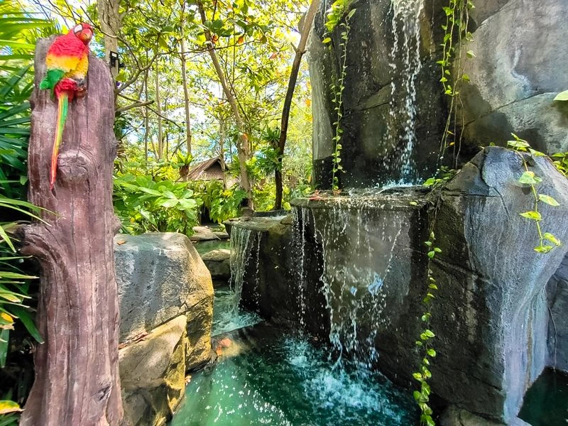 فراموش نکنید که اطراف پاتایا مملو از جاذبه&zwnj;های طبیعی مختلف است. به همین دلیل در فصل زمستان و اوایل بهار، تعداد زیادی تور طبیعت گردی به مناطق مختلف برگزار می&zwnj;شود. همچنین تورهای قایق سواری نیز گزینه&zwnj;ای عالی برای تفریح در سفر به پاتایا هستند.