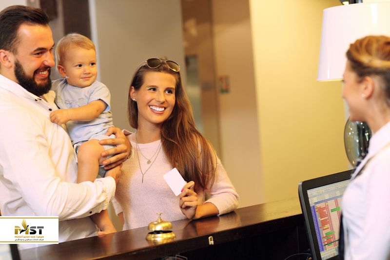 کودک به همراه والدین در هتل