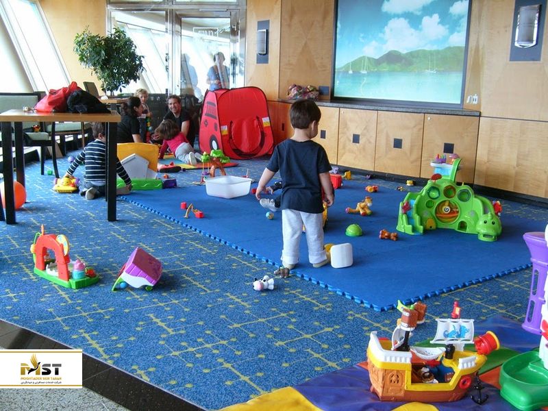 کودک در زمین بازی داخل کشتی
