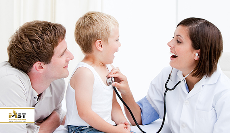 معاینه کودک توسط پزشک