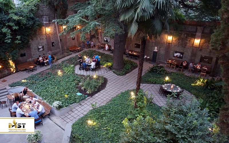 محوطه&zwnj;ی رستوران شیرسیاه در تفلیس