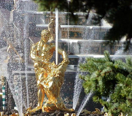 با کاخ و باغ پترهوف در روسیه آشنا شوید 695333346407275102a