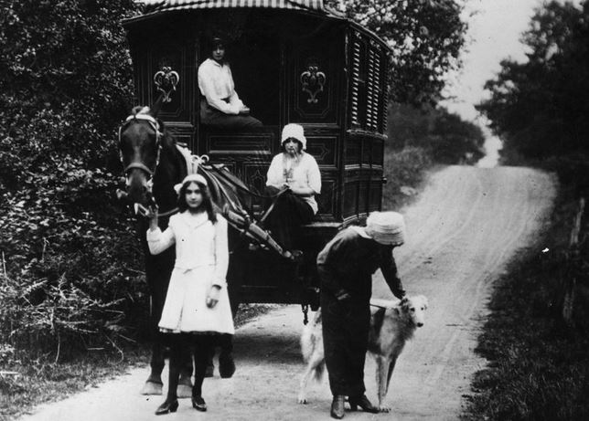 سال 1900 میلادی حالت حمل و نقل : اسب و درشکه مسافرت های اولیه که همه با این وسیله انجام می شد و هنوز نیز محبوبیت خود را دارد که به زودی در سال های آینده ماشین ها جایگزین خواهند شد. سال 1912 میلادی حالت حمل ونقل : خط اقیانوسی مسافران این کشتی ، یعنی کشتی لوسیتانیا در سال 1912 برای سفر های طولانی از این کشتی استفاده می کردند و تنها راه برای سفر بین اقیانوسی این وسیله بوده است. سال 1920 میلادی حالت حمل و نقل : قطار میدل لند تنها دارنده خطوط قطار در سال 1920 در جهان بوده که این راه آهن انگلیسی دارای صندلی های بسیار راحت و فضای غذا خوری و دیگر امکانات را در سال 1920 دارا بوده است. سال 1930 میلادی حالت حمل و نقل : هواپیما این هواپیمای لوکس برای استفاده شاهنشاهی مورد استفاده قرار می گرفت و اولین سفر هوایی به صورت خط هوایی رسمی در سال 1930 بوده است که این هواپیما سرعتی حدود 100 مایل در ساعت و قابلیت حمل 24 مسافر را دارا می باشد. سال 1940 میلادی حالت حمل و نقل : اتومبیل خانواده ها سفر خود را با ماسین های خود انجام می دادند و در سال 1940 هیچ چیز نمی تواند جایگزین این سفر را برای مردم آن زمان داشته باشد. سال 1955 میلادی حالت حمل و نقل : هواپیما مسافران در یک TWA سوپر جی می توانند سفر کنند که این سفر ها نیز بسیار لوکس به حساب می آید که در این حال می توانند از میز های غذا خوری و استفاده و پذیرایی های متنوع بهره مند شوند. سال 1967 میلادی نوع سفر : هواپیما در هنگام سفر می توانید از قهوه ای که به شما می دهند لذت ببرید و آن زمان به عصر طلایی پرواز معروف است و هزینه پرواز در آن زمان 40 درصد بیشتر از حالا بوده است سال 1970 میلادی حالت حمل و نقل : هواپیما فضای داخلی درجه یک ، فضای بسیار زیاد در دسترس و سرو غذا در هنگام سفر اولین بار در جامبو جت BOAK بوده است. سال 1990 میلادی حالت حمل و نقل : هواپیما مهمانداران هواپیما در طول سفر برای خدمت به مسافران آماده هستند و این سفر برای عموم مردم در قابل دسترس می باشد. سال 2000 میلادی حالت حمل و نقل: هواپیما مسافران خود را برای سفر با بوئینگ 767 آماده می کنند. در آن زمان امنیت فرود گاه ها با امروز بسیار متفاوت بوده . سال 2010 میلادی حالت حمل و نقل: هواپیما مسافران فرودگاه اج جی کی در نیویورک ، مسافران در امتداد یک راهرو در حال حرکت به سمت پرواز خود برای سفر های تعطیلات در سال 2010 می باشند سال 2015 میلادی حالت حمل و نقل: هواپیما سفر با هواپیمای بوئینگ 747-8 در صندلی فرست کلاس این هواپیما و امکانات بسیار زیاد این جایگاه ، سفر در سال 2015 با این هواپیما نماد لوکس بودن است.