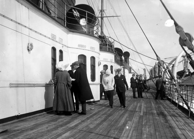 سال 1900 میلادی حالت حمل و نقل : اسب و درشکه مسافرت های اولیه که همه با این وسیله انجام می شد و هنوز نیز محبوبیت خود را دارد که به زودی در سال های آینده ماشین ها جایگزین خواهند شد. سال 1912 میلادی حالت حمل ونقل : خط اقیانوسی مسافران این کشتی ، یعنی کشتی لوسیتانیا در سال 1912 برای سفر های طولانی از این کشتی استفاده می کردند و تنها راه برای سفر بین اقیانوسی این وسیله بوده است. سال 1920 میلادی حالت حمل و نقل : قطار میدل لند تنها دارنده خطوط قطار در سال 1920 در جهان بوده که این راه آهن انگلیسی دارای صندلی های بسیار راحت و فضای غذا خوری و دیگر امکانات را در سال 1920 دارا بوده است. سال 1930 میلادی حالت حمل و نقل : هواپیما این هواپیمای لوکس برای استفاده شاهنشاهی مورد استفاده قرار می گرفت و اولین سفر هوایی به صورت خط هوایی رسمی در سال 1930 بوده است که این هواپیما سرعتی حدود 100 مایل در ساعت و قابلیت حمل 24 مسافر را دارا می باشد. سال 1940 میلادی حالت حمل و نقل : اتومبیل خانواده ها سفر خود را با ماسین های خود انجام می دادند و در سال 1940 هیچ چیز نمی تواند جایگزین این سفر را برای مردم آن زمان داشته باشد. سال 1955 میلادی حالت حمل و نقل : هواپیما مسافران در یک TWA سوپر جی می توانند سفر کنند که این سفر ها نیز بسیار لوکس به حساب می آید که در این حال می توانند از میز های غذا خوری و استفاده و پذیرایی های متنوع بهره مند شوند. سال 1967 میلادی نوع سفر : هواپیما در هنگام سفر می توانید از قهوه ای که به شما می دهند لذت ببرید و آن زمان به عصر طلایی پرواز معروف است و هزینه پرواز در آن زمان 40 درصد بیشتر از حالا بوده است سال 1970 میلادی حالت حمل و نقل : هواپیما فضای داخلی درجه یک ، فضای بسیار زیاد در دسترس و سرو غذا در هنگام سفر اولین بار در جامبو جت BOAK بوده است. سال 1990 میلادی حالت حمل و نقل : هواپیما مهمانداران هواپیما در طول سفر برای خدمت به مسافران آماده هستند و این سفر برای عموم مردم در قابل دسترس می باشد. سال 2000 میلادی حالت حمل و نقل: هواپیما مسافران خود را برای سفر با بوئینگ 767 آماده می کنند. در آن زمان امنیت فرود گاه ها با امروز بسیار متفاوت بوده . سال 2010 میلادی حالت حمل و نقل: هواپیما مسافران فرودگاه اج جی کی در نیویورک ، مسافران در امتداد یک راهرو در حال حرکت به سمت پرواز خود برای سفر های تعطیلات در سال 2010 می باشند سال 2015 میلادی حالت حمل و نقل: هواپیما سفر با هواپیمای بوئینگ 747-8 در صندلی فرست کلاس این هواپیما و امکانات بسیار زیاد این جایگاه ، سفر در سال 2015 با این هواپیما نماد لوکس بودن است.