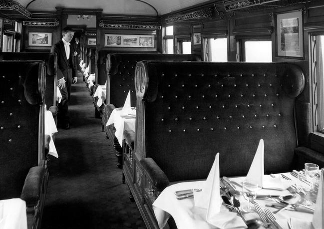 سال 1900 میلادی حالت حمل و نقل : اسب و درشکه مسافرت های اولیه که همه با این وسیله انجام می شد و هنوز نیز محبوبیت خود را دارد که به زودی در سال های آینده ماشین ها جایگزین خواهند شد. سال 1912 میلادی حالت حمل ونقل : خط اقیانوسی مسافران این کشتی ، یعنی کشتی لوسیتانیا در سال 1912 برای سفر های طولانی از این کشتی استفاده می کردند و تنها راه برای سفر بین اقیانوسی این وسیله بوده است. سال 1920 میلادی حالت حمل و نقل : قطار میدل لند تنها دارنده خطوط قطار در سال 1920 در جهان بوده که این راه آهن انگلیسی دارای صندلی های بسیار راحت و فضای غذا خوری و دیگر امکانات را در سال 1920 دارا بوده است. سال 1930 میلادی حالت حمل و نقل : هواپیما این هواپیمای لوکس برای استفاده شاهنشاهی مورد استفاده قرار می گرفت و اولین سفر هوایی به صورت خط هوایی رسمی در سال 1930 بوده است که این هواپیما سرعتی حدود 100 مایل در ساعت و قابلیت حمل 24 مسافر را دارا می باشد. سال 1940 میلادی حالت حمل و نقل : اتومبیل خانواده ها سفر خود را با ماسین های خود انجام می دادند و در سال 1940 هیچ چیز نمی تواند جایگزین این سفر را برای مردم آن زمان داشته باشد. سال 1955 میلادی حالت حمل و نقل : هواپیما مسافران در یک TWA سوپر جی می توانند سفر کنند که این سفر ها نیز بسیار لوکس به حساب می آید که در این حال می توانند از میز های غذا خوری و استفاده و پذیرایی های متنوع بهره مند شوند. سال 1967 میلادی نوع سفر : هواپیما در هنگام سفر می توانید از قهوه ای که به شما می دهند لذت ببرید و آن زمان به عصر طلایی پرواز معروف است و هزینه پرواز در آن زمان 40 درصد بیشتر از حالا بوده است سال 1970 میلادی حالت حمل و نقل : هواپیما فضای داخلی درجه یک ، فضای بسیار زیاد در دسترس و سرو غذا در هنگام سفر اولین بار در جامبو جت BOAK بوده است. سال 1990 میلادی حالت حمل و نقل : هواپیما مهمانداران هواپیما در طول سفر برای خدمت به مسافران آماده هستند و این سفر برای عموم مردم در قابل دسترس می باشد. سال 2000 میلادی حالت حمل و نقل: هواپیما مسافران خود را برای سفر با بوئینگ 767 آماده می کنند. در آن زمان امنیت فرود گاه ها با امروز بسیار متفاوت بوده . سال 2010 میلادی حالت حمل و نقل: هواپیما مسافران فرودگاه اج جی کی در نیویورک ، مسافران در امتداد یک راهرو در حال حرکت به سمت پرواز خود برای سفر های تعطیلات در سال 2010 می باشند سال 2015 میلادی حالت حمل و نقل: هواپیما سفر با هواپیمای بوئینگ 747-8 در صندلی فرست کلاس این هواپیما و امکانات بسیار زیاد این جایگاه ، سفر در سال 2015 با این هواپیما نماد لوکس بودن است.