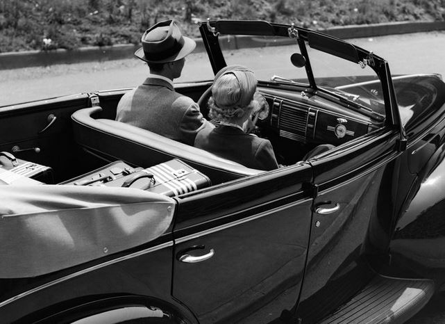 سال 1900 میلادی حالت حمل و نقل : اسب و درشکه مسافرت های اولیه که همه با این وسیله انجام می شد و هنوز نیز محبوبیت خود را دارد که به زودی در سال های آینده ماشین ها جایگزین خواهند شد. سال 1912 میلادی حالت حمل ونقل : خط اقیانوسی مسافران این کشتی ، یعنی کشتی لوسیتانیا در سال 1912 برای سفر های طولانی از این کشتی استفاده می کردند و تنها راه برای سفر بین اقیانوسی این وسیله بوده است. سال 1920 میلادی حالت حمل و نقل : قطار میدل لند تنها دارنده خطوط قطار در سال 1920 در جهان بوده که این راه آهن انگلیسی دارای صندلی های بسیار راحت و فضای غذا خوری و دیگر امکانات را در سال 1920 دارا بوده است. سال 1930 میلادی حالت حمل و نقل : هواپیما این هواپیمای لوکس برای استفاده شاهنشاهی مورد استفاده قرار می گرفت و اولین سفر هوایی به صورت خط هوایی رسمی در سال 1930 بوده است که این هواپیما سرعتی حدود 100 مایل در ساعت و قابلیت حمل 24 مسافر را دارا می باشد. سال 1940 میلادی حالت حمل و نقل : اتومبیل خانواده ها سفر خود را با ماسین های خود انجام می دادند و در سال 1940 هیچ چیز نمی تواند جایگزین این سفر را برای مردم آن زمان داشته باشد. سال 1955 میلادی حالت حمل و نقل : هواپیما مسافران در یک TWA سوپر جی می توانند سفر کنند که این سفر ها نیز بسیار لوکس به حساب می آید که در این حال می توانند از میز های غذا خوری و استفاده و پذیرایی های متنوع بهره مند شوند. سال 1967 میلادی نوع سفر : هواپیما در هنگام سفر می توانید از قهوه ای که به شما می دهند لذت ببرید و آن زمان به عصر طلایی پرواز معروف است و هزینه پرواز در آن زمان 40 درصد بیشتر از حالا بوده است سال 1970 میلادی حالت حمل و نقل : هواپیما فضای داخلی درجه یک ، فضای بسیار زیاد در دسترس و سرو غذا در هنگام سفر اولین بار در جامبو جت BOAK بوده است. سال 1990 میلادی حالت حمل و نقل : هواپیما مهمانداران هواپیما در طول سفر برای خدمت به مسافران آماده هستند و این سفر برای عموم مردم در قابل دسترس می باشد. سال 2000 میلادی حالت حمل و نقل: هواپیما مسافران خود را برای سفر با بوئینگ 767 آماده می کنند. در آن زمان امنیت فرود گاه ها با امروز بسیار متفاوت بوده . سال 2010 میلادی حالت حمل و نقل: هواپیما مسافران فرودگاه اج جی کی در نیویورک ، مسافران در امتداد یک راهرو در حال حرکت به سمت پرواز خود برای سفر های تعطیلات در سال 2010 می باشند سال 2015 میلادی حالت حمل و نقل: هواپیما سفر با هواپیمای بوئینگ 747-8 در صندلی فرست کلاس این هواپیما و امکانات بسیار زیاد این جایگاه ، سفر در سال 2015 با این هواپیما نماد لوکس بودن است.